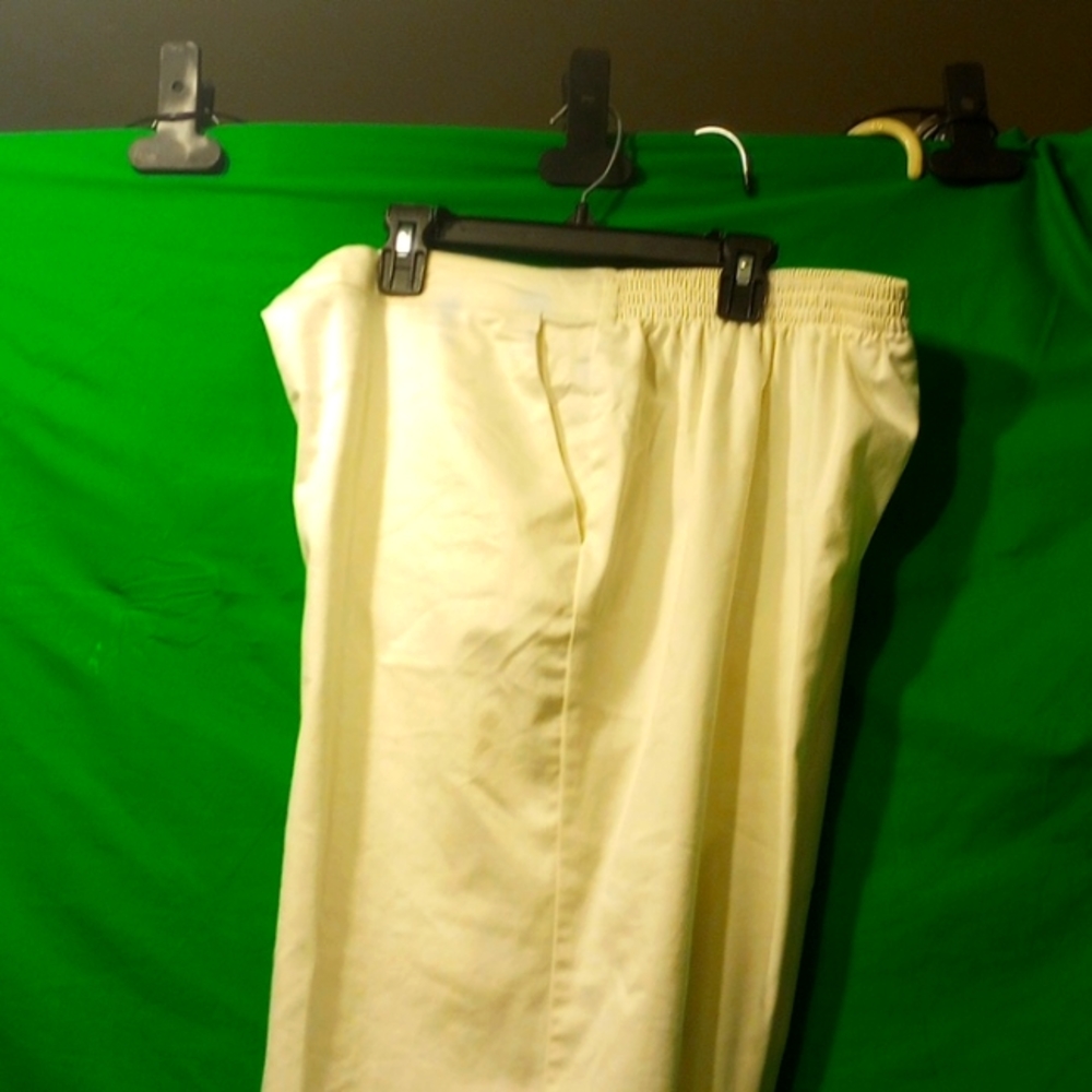 White pant woman